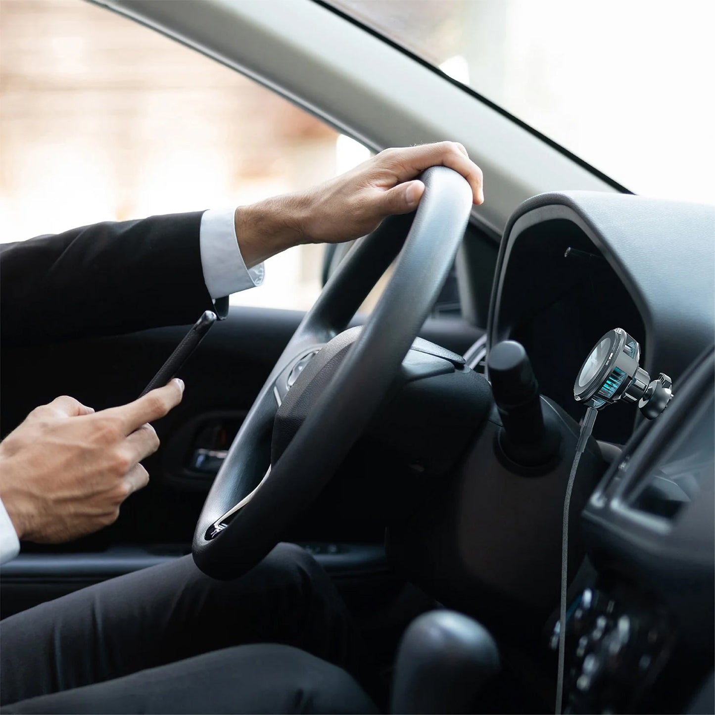 AMAZING THING THERMO-COOLING MAG 15W CAR MOUNT WITH 1.2M USB-C TO USB-C CABLE - ALAMAT