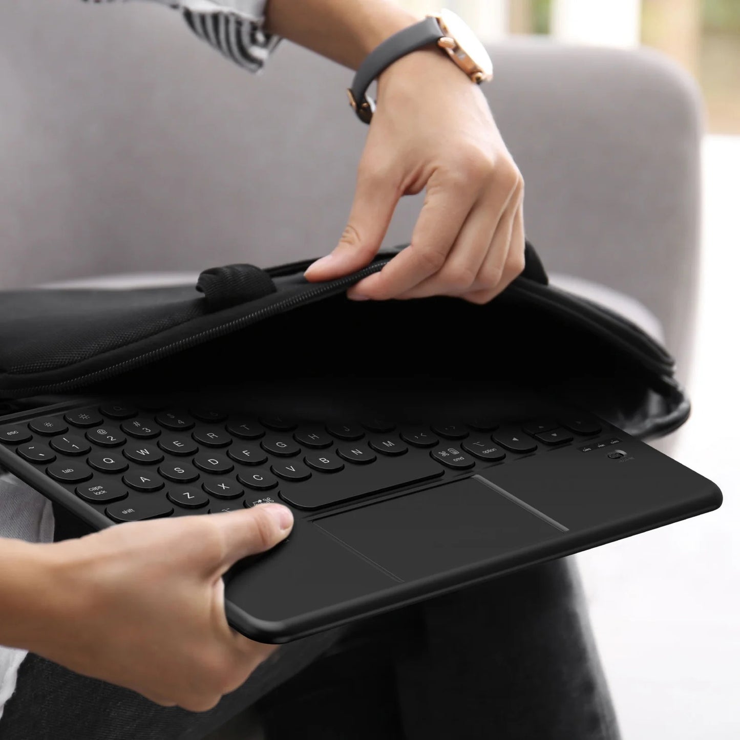 Amazingthing Minimal Case with English  & Arabic Keyboard for iPad