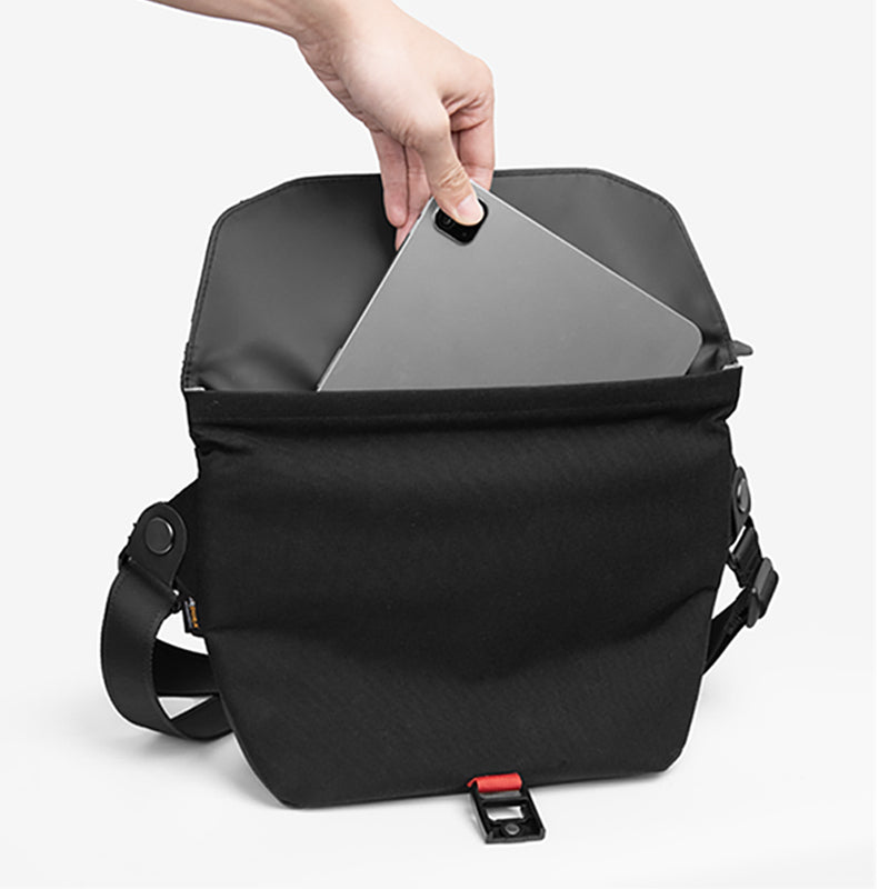 Wiwu Space Exploration Message Bag X - Black Wiwu Space Exploration Message Bag X - Black